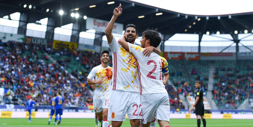 Nolito flies to England to complete City deal