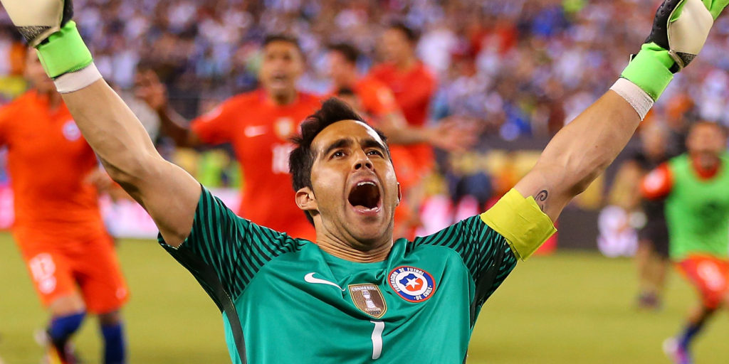 Manchester City agree Bravo deal