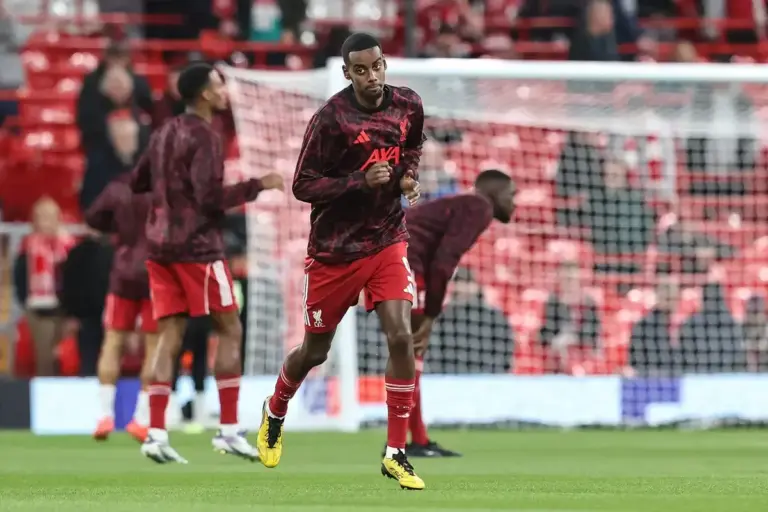 “Wait and see”: Arne Slot says Alexander Isak could make injury return against Manchester City