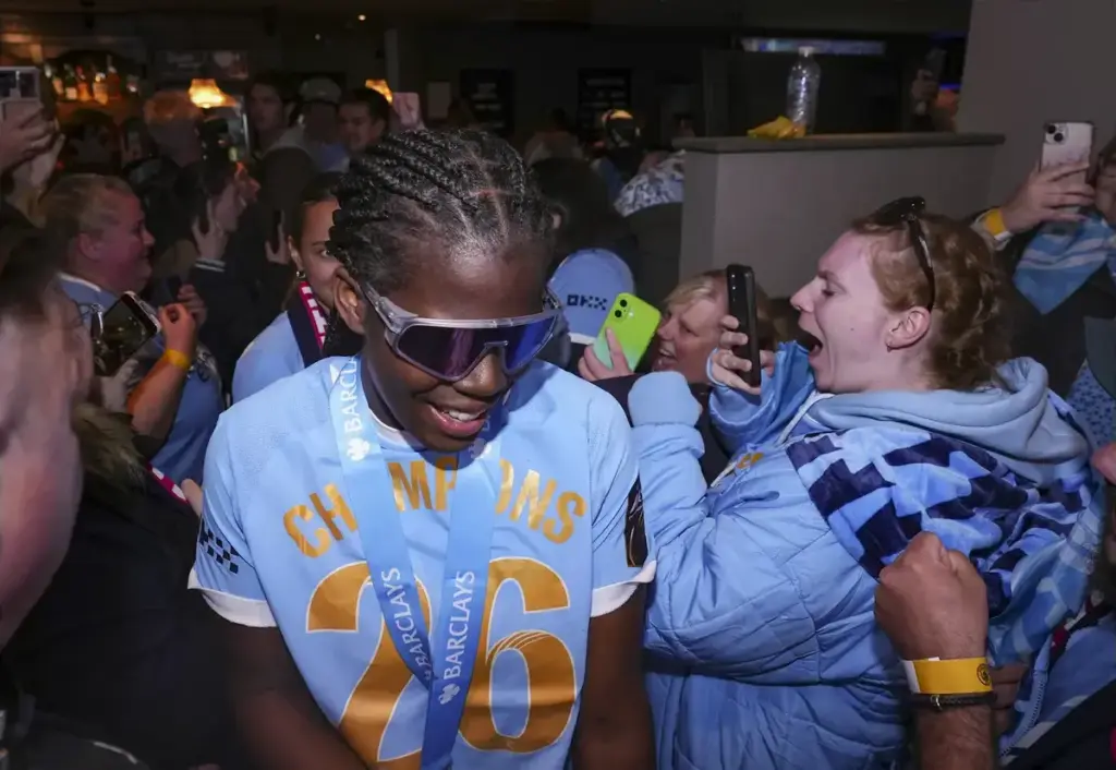 Bunny Shaw confirms new Man City contract at end-of-season celebration