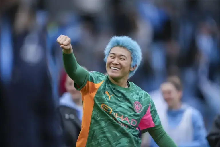 Man City close in on WSL title after dramatic late win over Liverpool