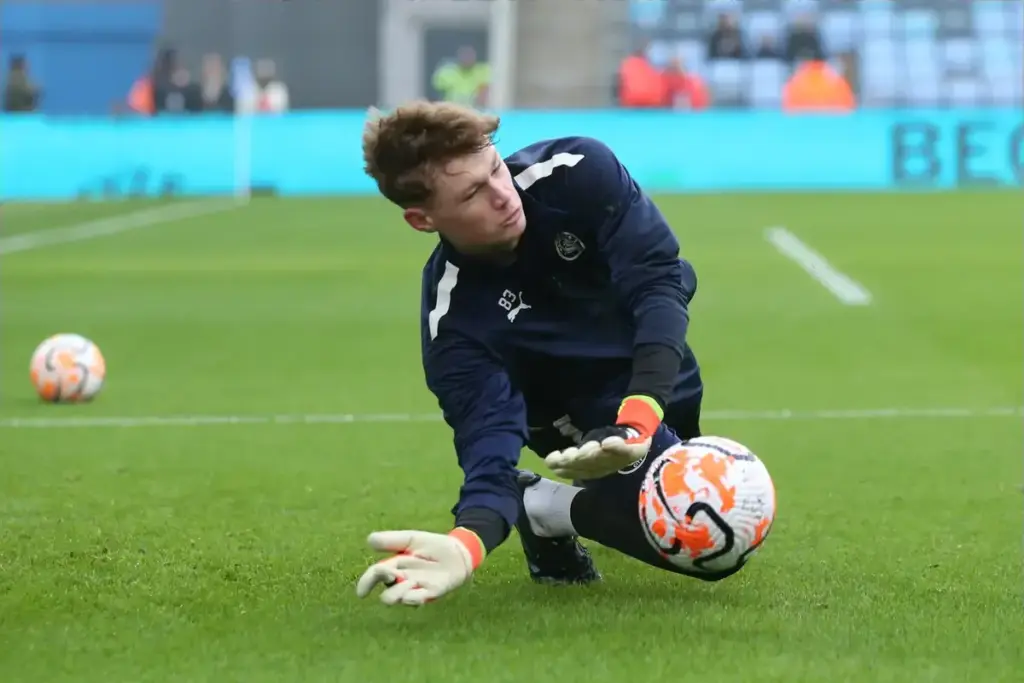 Manchester City to loan goalkeeper Oliver Whatmuff to Stockport County