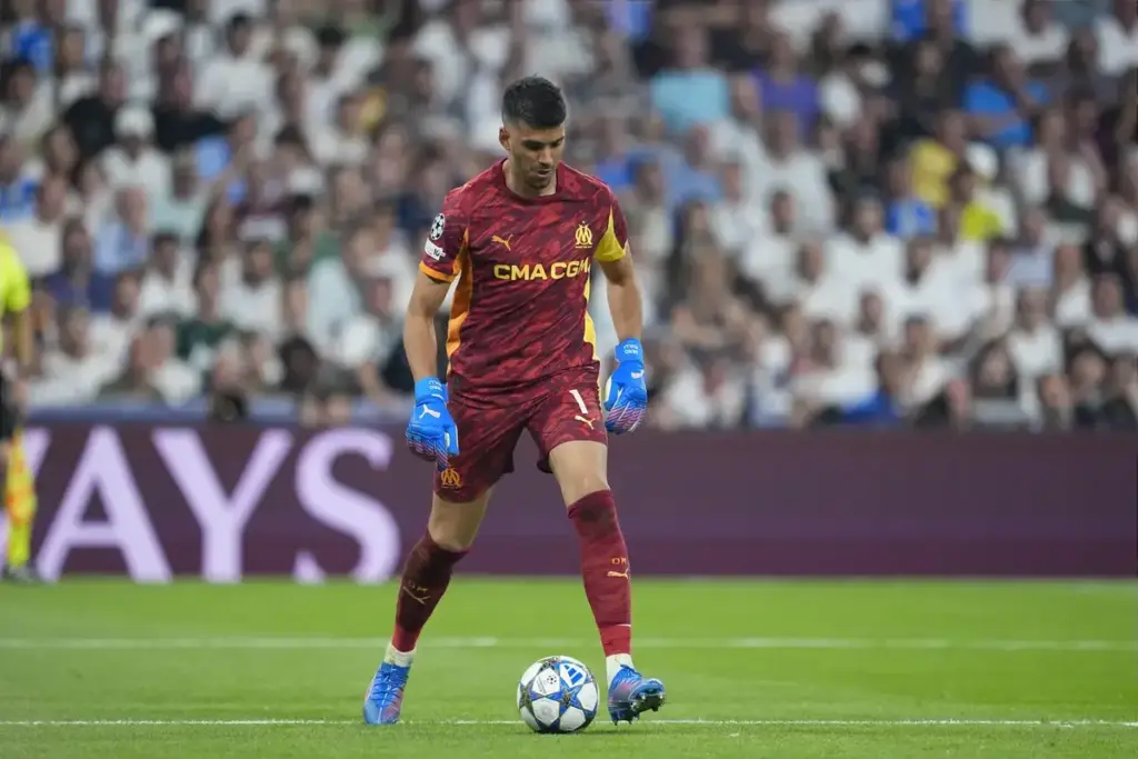 City weigh up move for experienced Marseille goalkeeper
