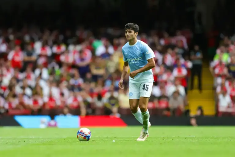 Chelsea consider January move for Man City defender